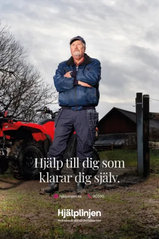 Bild som visar en man som står ute i naturen vid sin fyrhjuling.